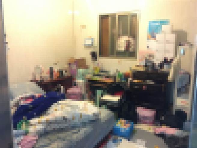 陈家三代六口轮流洗澡后，陆续一氧化碳中毒，消防队员到场时有女子倒在房内昏迷。（台中市消防局提供／王文吉台中传真）