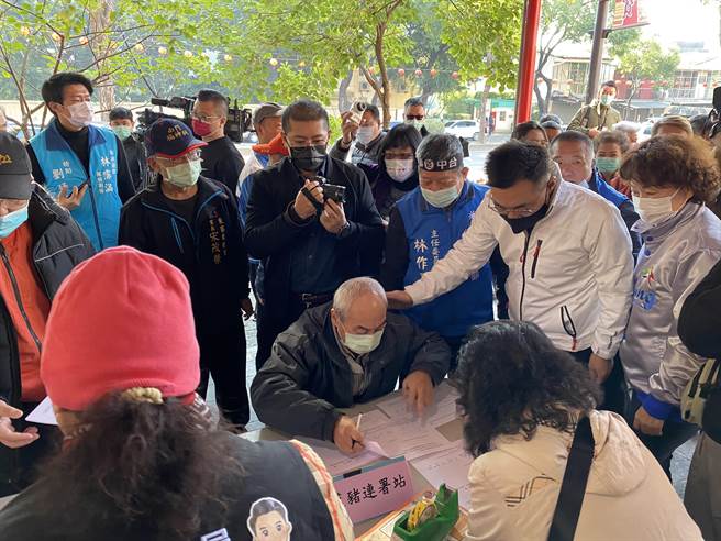 中國國民黨發起「還我公投」、「反萊豬」兩項公投案，10日國民黨主席江啟臣回到台中到建國市場連署點，呼籲民眾一起站出來，用公投展現民眾意志。（馮惠宜攝）