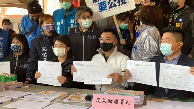 江啟臣與盧秀燕一起合體，到建國市場連署點，呼籲民眾一起站出來，用公投展現民眾意志。（馮惠宜攝）