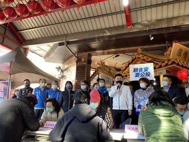 江啟臣也透露，昨天黨部也收到新竹市主動站出來願意擔任連署點的鄉親，居然遭受到地方警察局去設巡邏箱，心生恐懼。（馮惠宜攝）