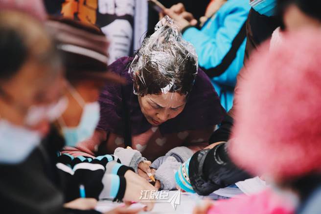 国民党发起「还我公投」、「反莱猪」两项公投案的第二阶段连署，昨（9）日已在全省各地展开，有民眾美髮到一半，到连署站填写连署书。（图／摘自江启臣脸书）