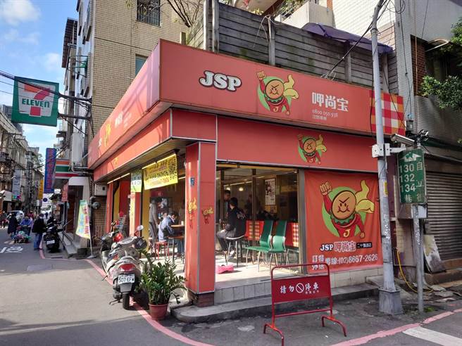 醉汉田姓男子大闹早餐店。（王扬杰翻摄）