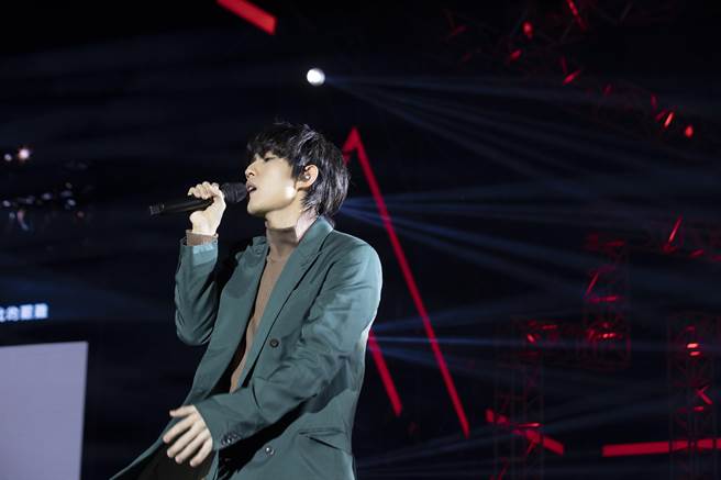 林宥嘉昨扮成耶诞老人登台演出。（华研国际提供）