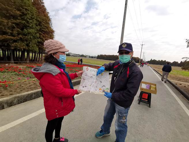 林鳳社區志工駐點提供觀光美食地圖諮詢服務。（劉秀芬攝）