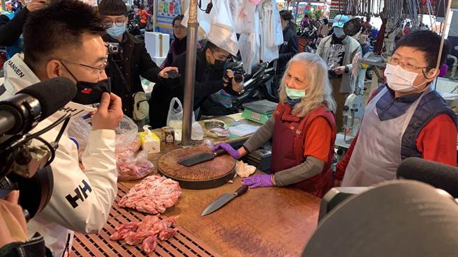 国民党9日发起「还我公投」、「反莱猪」双公投连署，国民党主席江启臣在10日到台中建国市场的连署点呼吁民眾站出来。（冯惠宜摄）