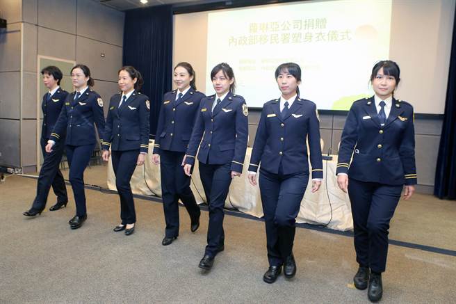 使用塑身衣的女性移民官在受赠记者会中展现穿着制服的良好仪态。（陈麒全摄）