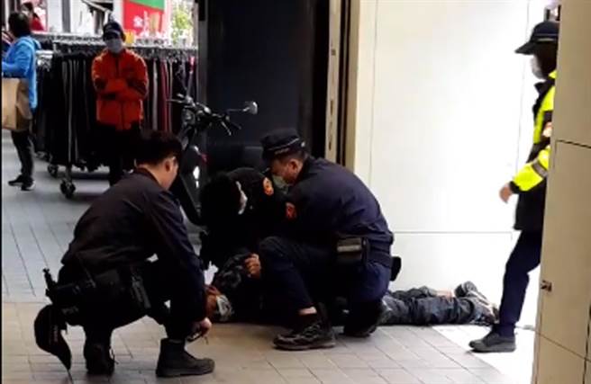 台東市鬧區發生搶劫，搶匪遭警方壓制。（民眾提供）