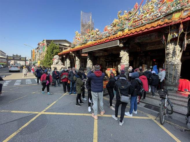 台中南天宮關聖帝君廟10日發放首波開運「牛年龍銀」，人龍綿延數公里，一眼望不盡。（馮惠宜攝）