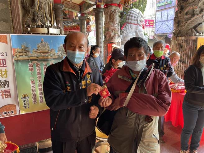  台中南天宮關聖帝君廟將在10日發送「首發龍銀」，高雄魏先生9日晚間8點就頂寒風到現場排隊，成為今年第一個領到龍銀的幸運者。（馮惠宜攝）