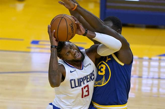 快艇前鋒保羅喬治(左)例行賽表現優秀，但因為去年季後賽的失利屢遭外界嘲笑。（美聯社資料照）