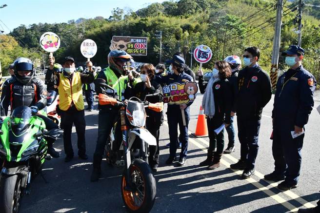 苗栗縣政府改善台3線沿線民眾行車安全及安寧，10日警察局、環保局及監理站聯合稽查，遏止交通違規。（警方提供／何冠嫻苗栗傳真）