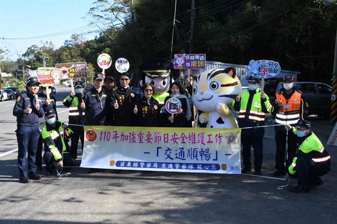 苗栗縣政府改善台3線沿線民眾行車安全及安寧，警察局、環保局及監理站10日聯合稽查，遏止交通違規。（警方提供／何冠嫻苗栗傳真）
