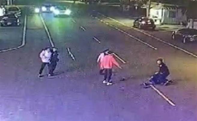 台南市安南区大友KTV店外在9日深夜发生聚眾当街斗殴事件。（读者提供／程炳璋台南传真）