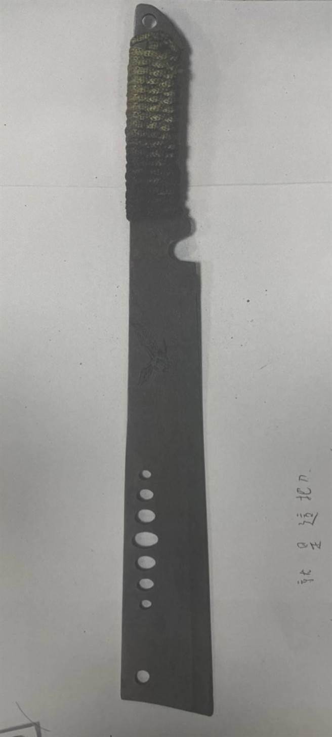 台南市医家KTV发生聚眾斗殴案，警方在王男身上查获1把开山刀。（读者提供／程炳璋台南传真）