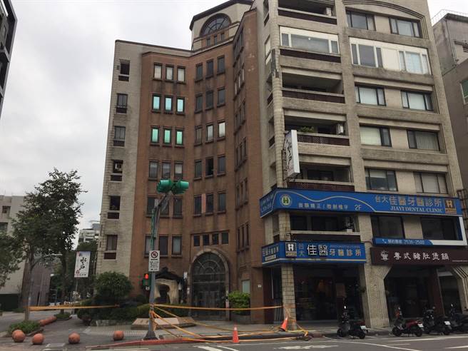 位在台北市吉林路一棟大樓外牆疑似因天氣太冷，磁磚發生接連掉落。（張立勳攝）