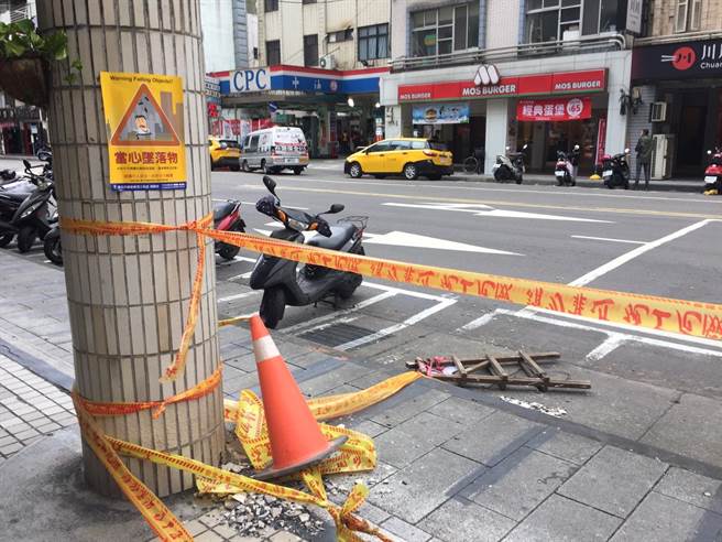 有民眾不小心被掉落的碎片砸中嚇一大跳，因此報警處理。（張立勳攝）