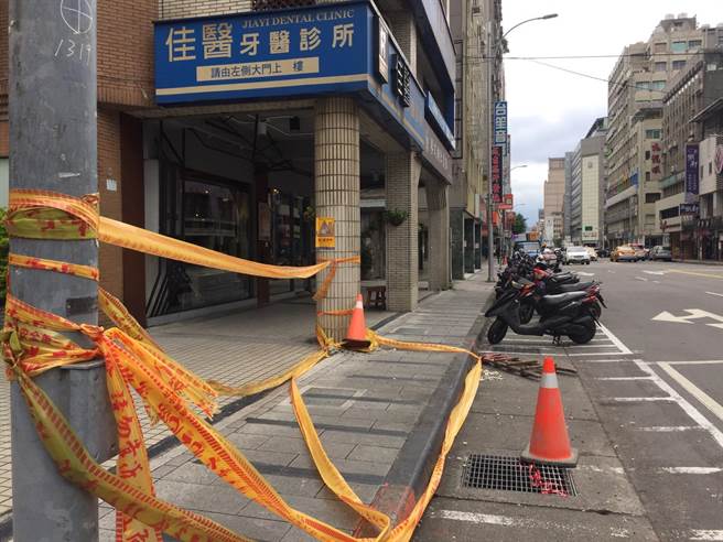 據了解，該社區的屋齡已35年，共有39戶家庭居住，但屋瓦日漸老舊，加上天氣冷才會引起磁磚掉落。（張立勳攝）