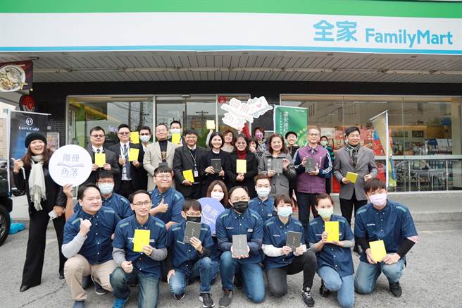 一月八日起全縣13家全家便利超商也設置微冊角落，圖為13家超商店長合影。（雲林縣文觀處提供）
