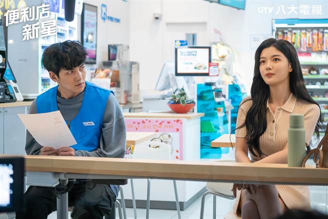 池昌旭（左）与金裕贞在《便利店新星》首度合作。（八大提供）