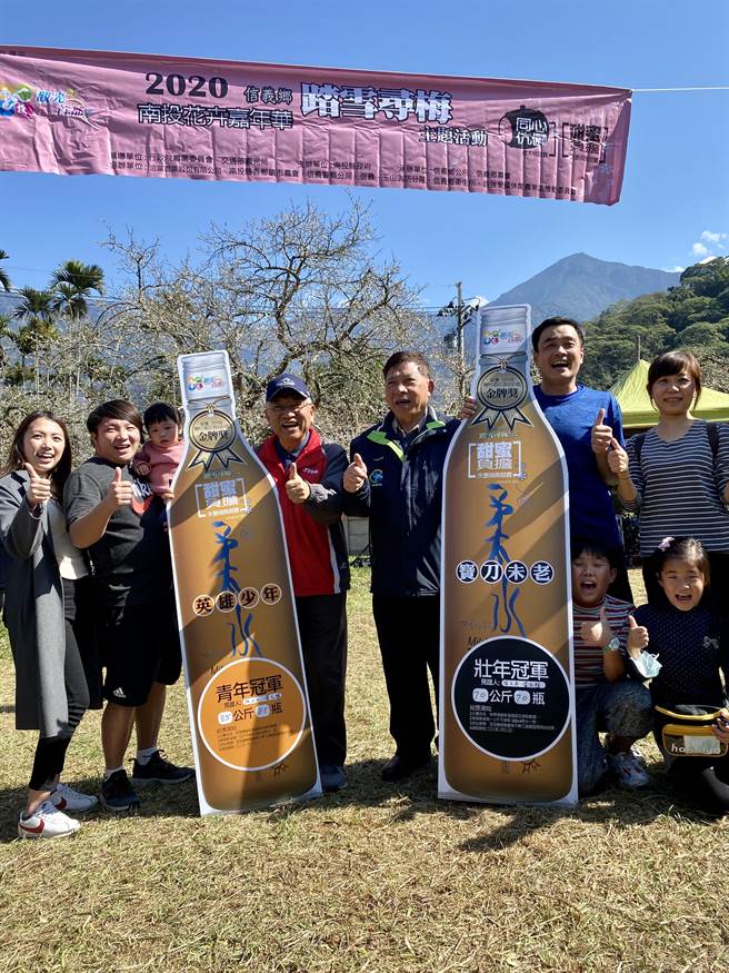 夫妻背负竞赛，壮年组由来自台中的杨先生（右2）夺冠，三连霸可说是活动常客；青年组第一则由邱先生（左2）获得，他说去年竞赛时不小心跌倒错失夺冠机会，今年一雪前耻，如愿拿下冠军。（黄立杰摄）