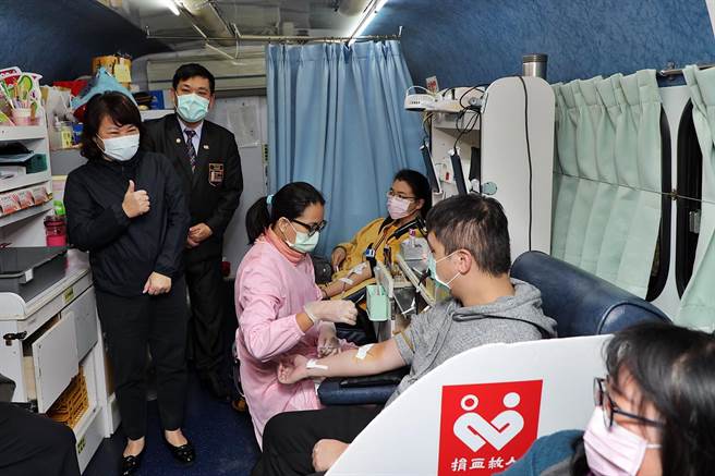 嘉義市長黃敏惠上捐血車為捐血的民眾加油打氣。（嘉義市政府提供）