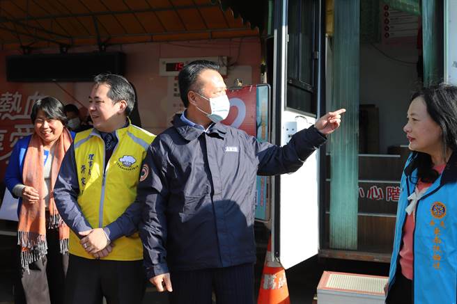 嘉義縣長翁章梁到捐血活動現場關心捐血情形。（嘉義縣政府提供）