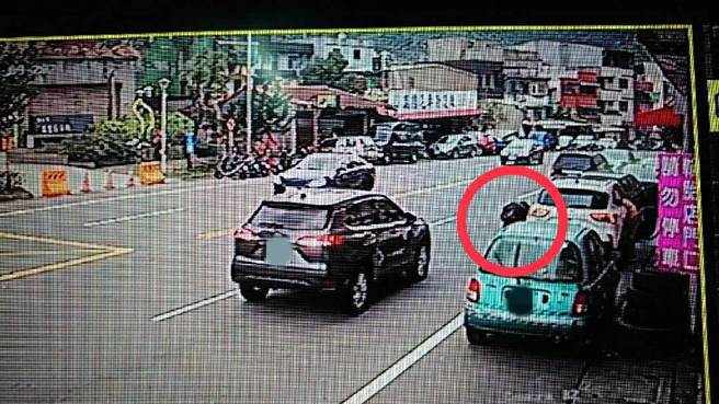 蛋糕店家門口掃地時拾獲金項鍊。（警方提供）