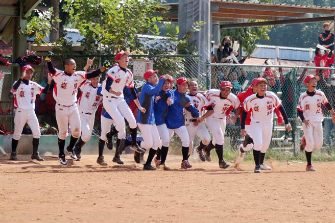 东大体中在木棒联赛第二阶段最终战靠着再见保送惊险抢下16强门票。（学生棒球联盟提供）