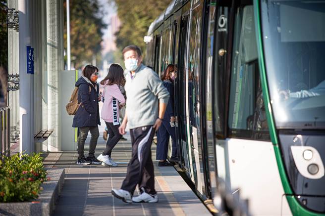 高雄輕軌二階「大南環」段9、10日開放免費試乘，藉此進行壓力測試，但資訊不公開，僅少數民眾得知訊息。（袁庭堯攝）