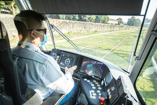 高雄輕軌二階「大南環」段12日正式上路，目前仍有許多機電資訊整合問題待克服。（袁庭堯攝）