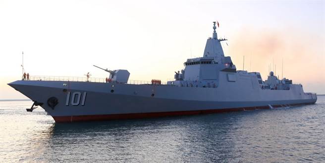 舷號101的055型隱形驅逐艦首艦「南昌」號。（人民日報）