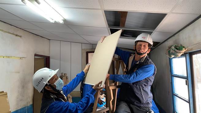 做工行善团木工志工安装天花板轻钢架。（台南市劳工局提供／刘秀芬台南传真）