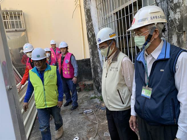 做工行善团至高雄市路竹区修屋，高雄市劳工局工会行善特攻队共同参与。（台南市劳工局提供／刘秀芬台南传真）