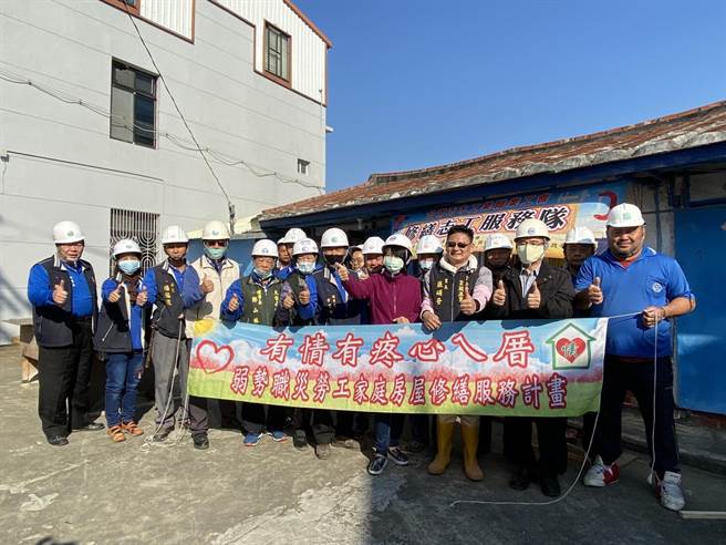 做工行善团至盐水区修屋，台南市长夫人刘育菁（前右四）前往关心。（台南市劳工局提供／刘秀芬台南传真）