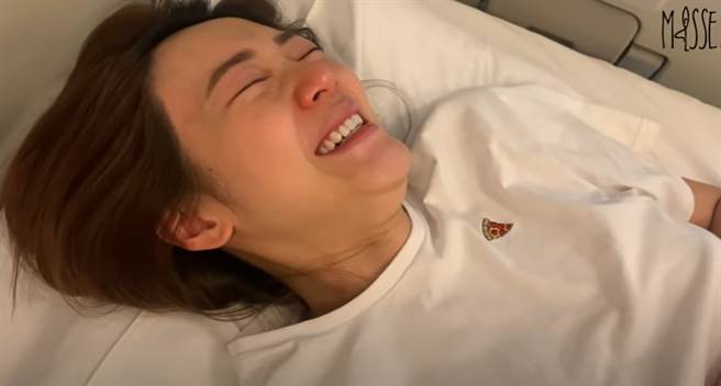 倪晨曦痛到說不出話來。（圖／翻攝自YouTube／Elva Ni）