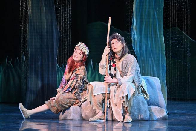 施易男（右）与罗美玲主演舞台剧《大宝神珠》。（梦莲花文艺基金会提供）