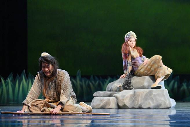 施易男（左）与罗美玲主演舞台剧《大宝神珠》。（梦莲花文艺基金会提供）