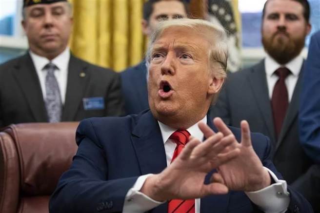 美国现任总统川普连任失利，让海外不少川粉崩溃。(图／美联社)