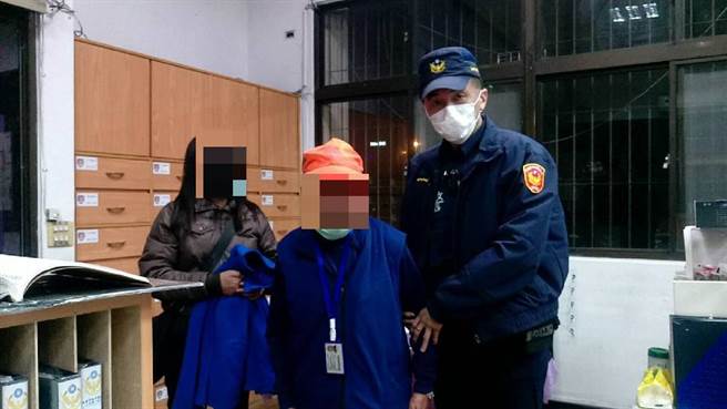 警方發現老翁深夜在路邊徘徊、逆向走路，所幸在警方的協助下，安全將老翁送回家。 （高市警三民一分局提供／洪浩軒高雄傳真）