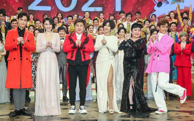 GINO（左起）、候怡君、胡瓜、陳美鳳、林美秀、阿翔進棚錄製過年特別節目。（粘耿豪攝）
