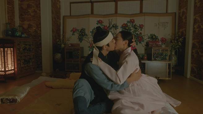 申惠善和金正铉以各种姿势激吻。（friDay影音提供）