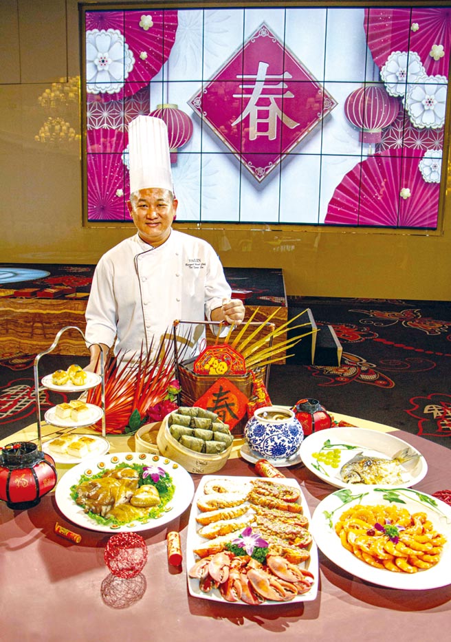 台中林酒店中式围炉宴、外带年菜丰盛气派；图为国宴主厨刘泰洋。图／台中林酒店提供