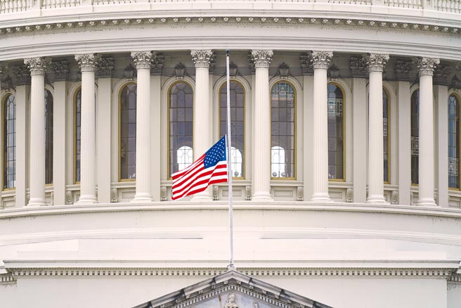 美眾議院議長裴洛西表示，川普精神錯亂，已與軍事首長通電，確保其卸任前不發射核武；而民主黨籍眾議員周一將啟動彈劾川普程序。圖為美國會大廈8日降半旗紀念因川粉暴動殉職的警官。（美聯社）