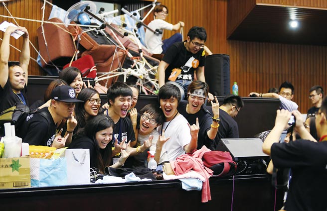 反服贸占据立法院的太阳花学运落幕时，参与24天占领行动的学生在议场内兴奋地合影留念。（本报资料照片）