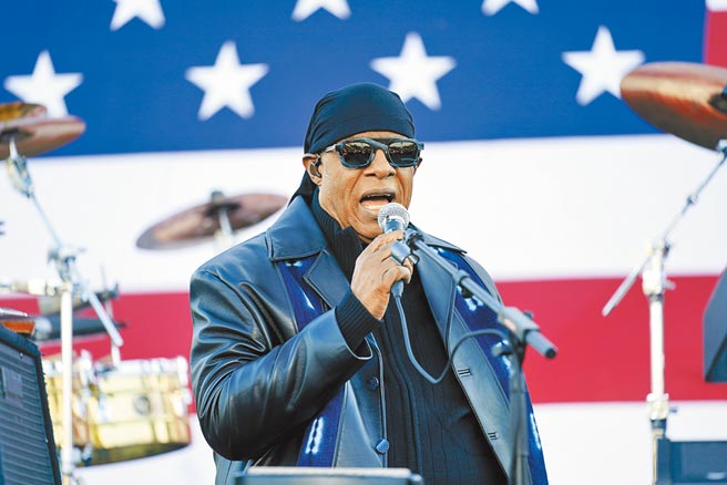 美國傳奇歌手史提夫汪達對日前發生在國會山莊的暴力襲擊事件感到心痛、震驚，他希望川普立刻被罷免。（美聯社）