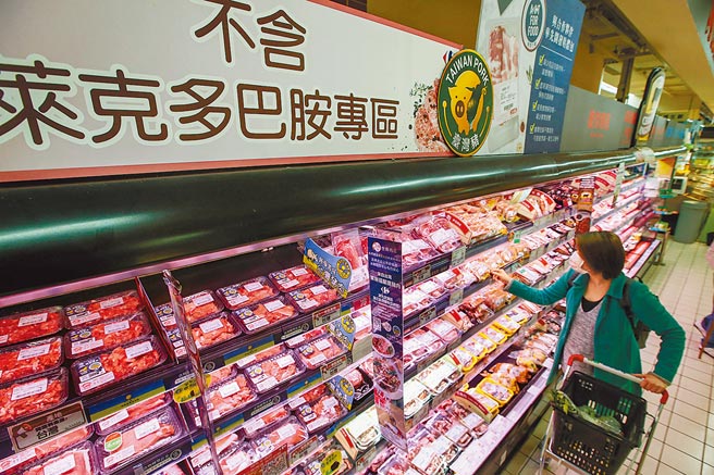 开放进口莱猪后，台北市的家乐福设有不含莱剂专区，供民眾安心选购肉品。（邓博仁摄）