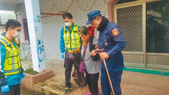 花蓮縣玉里警分局立山派出所49歲蕭姓警員（右一），9日追捕嫌犯時突倒地休克送醫不治。（本報資料照片）