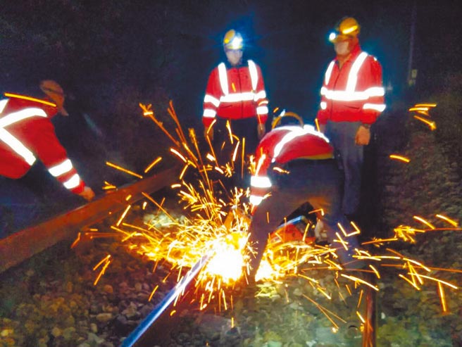 台铁9日表示，碍于欧洲技师适逢耶诞节假期，且新冠疫情未见减缓，宣布新车无法赶在春节前投入营运，待相关性能优化完成，再投入营运。图为台铁工务段人员抽换钢轨。（台铁局提供）