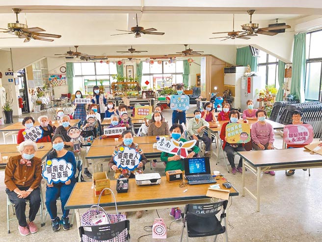 台南市警局交通大队透过社区宣导强化交通观念，降低高龄者的交通事故发生率。（台南市交通大队提供）