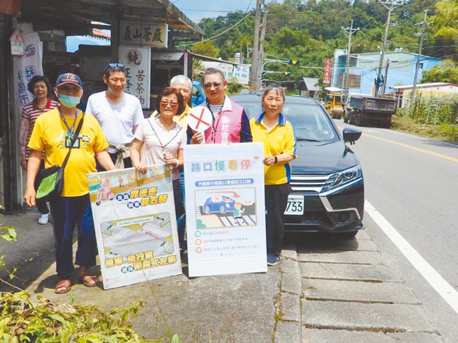 交通学者认为，国内应从工程改善为先，并由社区掌握高龄者的生活动态，减少高龄者自行外出的问题。（蔡依珍摄）